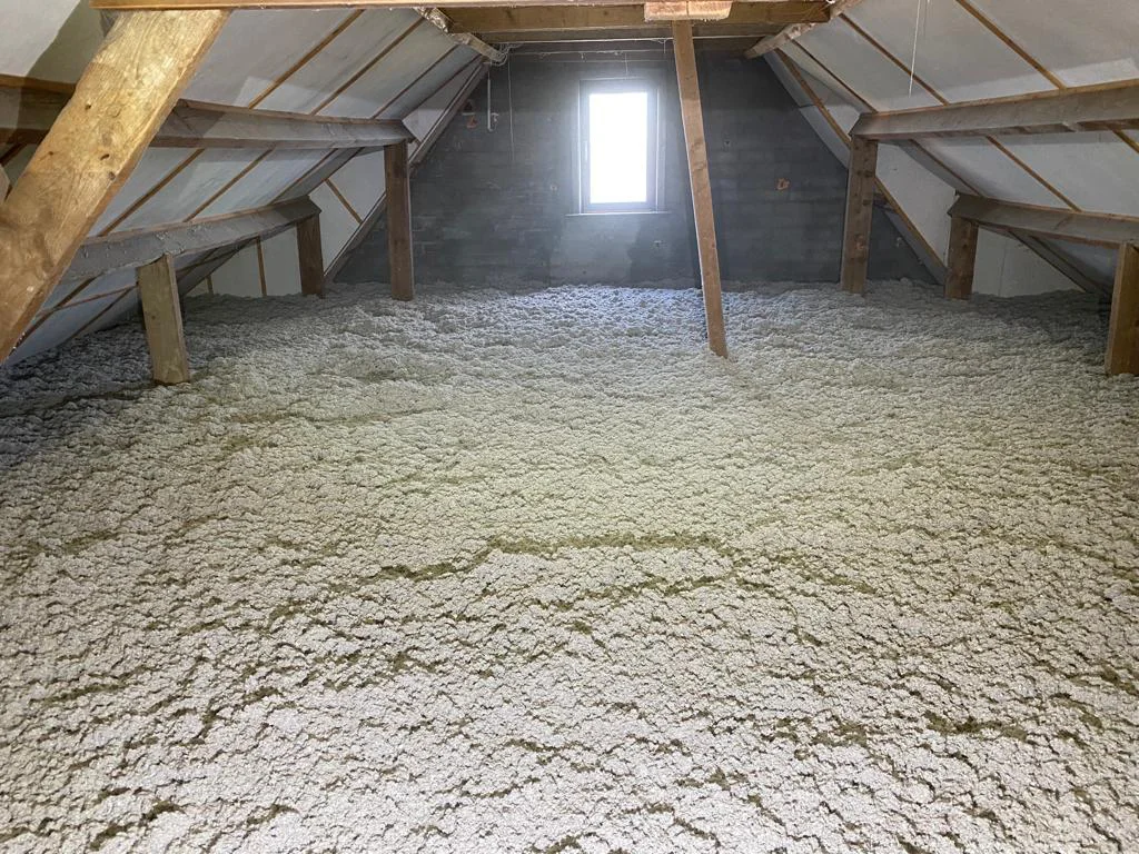 Zoldervloer isoleren met losgeblazen cellulose: optimaal rendement en comfort